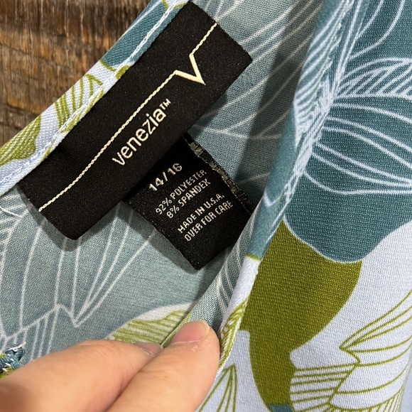 2/$15 Venezia Knit Top 3/4 Sleeve V Neck & Back Floral print - Picture 2 of 4